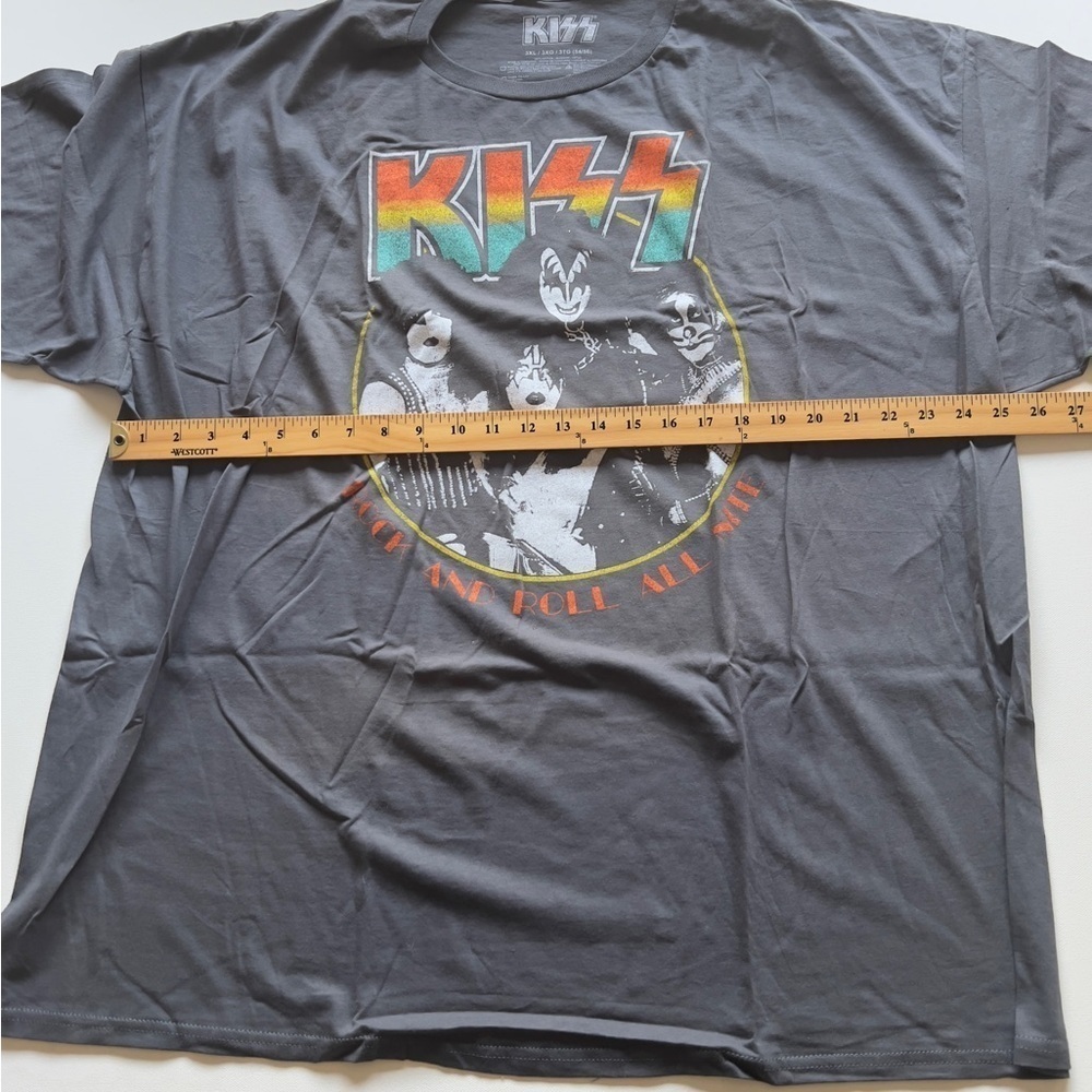 NWOT Kiss Graphic Shirt Adult 3XL Gray Crew Neck Rock Band Tee (E2) - Picture 3 of 5